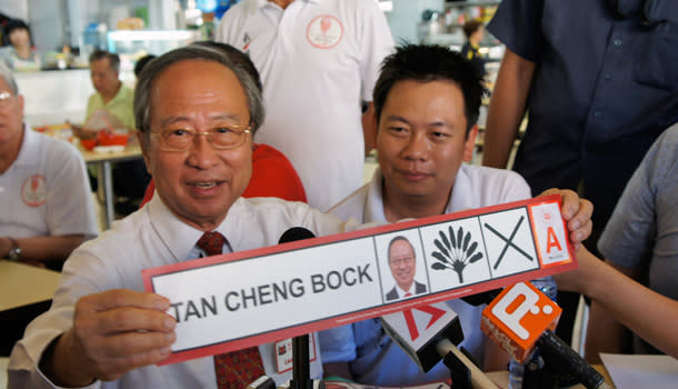 Dr Tan Cheng Bock shows off his new car decal calling for people to vote for him. (Yahoo! photo/Alicia Wong)