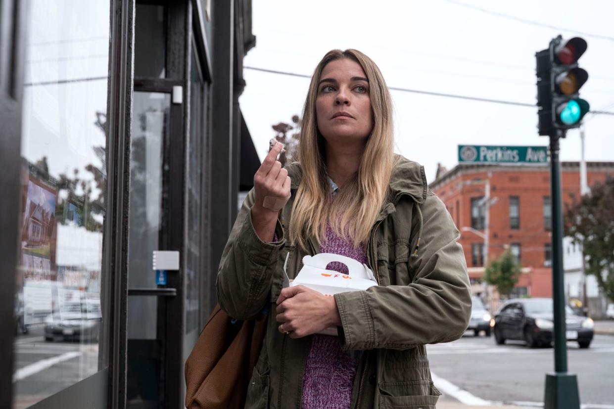 Ausbruch aus der Sitcom-Hölle: Immer dann, wenn Hausfrau Allison (Annie Murphy) in der Amazon-Serie "Kevin Can F**k Himself" aus dem Comedy-Wohnzimmer ausbricht, beginnt eine Reise zu ihrem wahren Selbst. (Bild: AMC Networks Inc. )