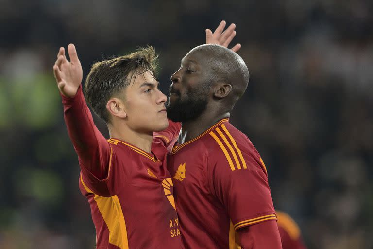 Paulo Dybala celebra junto a su compañero de la Roma Romelu Lukaku luego de anotar el segundo gol de su equipo durante el partido de la Liga Italiana ante el Udinese, en el estadio Olímpico de Roma, en Italia el domingo 26 de noviembre de 2023