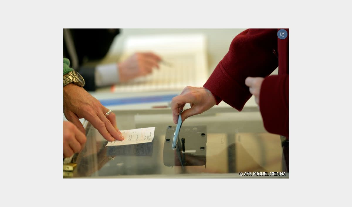 En cinq ans, le RN a gagné dix points dans l'électorat féminin : pourquoi les femmes votent extrême droite ?
Une femme glisse son bulletin de vote lors du premier tour des élections municipales le 23 mars 2014 à Paris - AFP, MIGUEL MEDINA