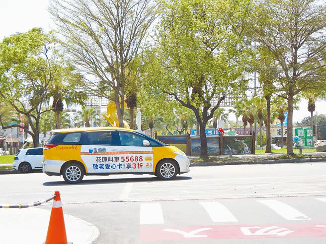 花蓮敬老愛心計程車隊本月上路，領先全台祭出最高1000元補助車資，近日卻傳出車輛不足叫不到車的狀況。（羅亦晽攝）