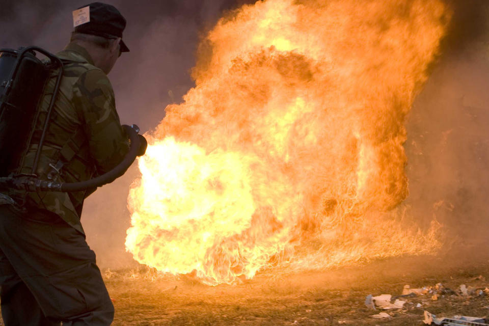 Ein Mann präsentiert auf der “Machine Gun Shoot & Military Gun Show” in den USA stolz seinen Flammenwerfer. (Symbolbild: ddp)