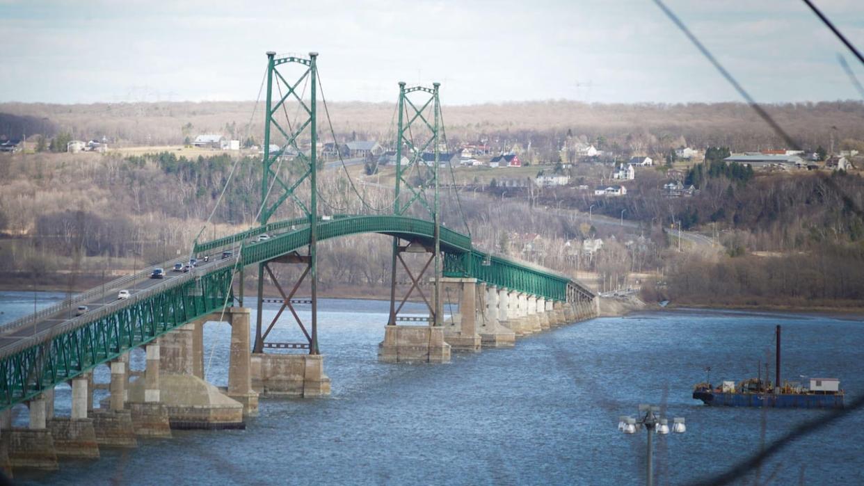The Île d’Orléans bridge was inaugurated in 1935. The project to replace the bridge from Quebec City to the island popular with tourists will cost $2.7 billion. (Sylvain Roy Roussel/CBC - image credit)
