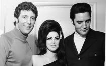 Auch hier ging ein Jugendtraum in Erfüllung. Nevada, Juli 1971: Tom Jones (links) trifft Rock'n'Roll-Ikone Elvis Presley, dazwischen die Gattin des "King", Priscilla. (Bild: Getty Images/Hulton Archive)