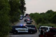 Foto del lunes de agentes de policía trabajando en el lugar donde se hallarn decenas de inmigrantes muertos dentro de un camión en San Antonio, Texas