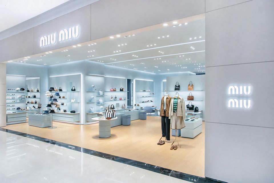 Miu Miu 專門店外觀為帶有 Miu Miu 標誌的優雅象牙白色萊姆石。圖片來源：MIU MIU