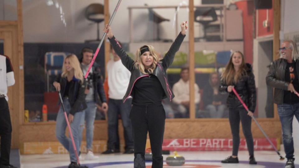 "Danach musst du sofort wieder zum Friseur": Aber auch beim Curling macht Carmen eine gute Figur. (Bild: RTLZWEI)