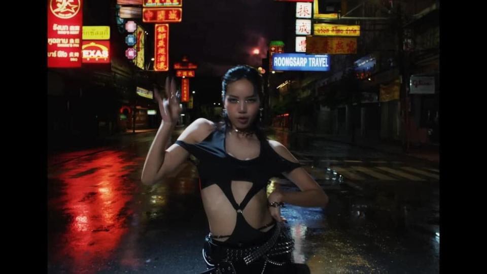 Lisa在曼谷拍攝MV ，因為取景地非常繁忙，歷時數月協調。 （翻攝自MV）