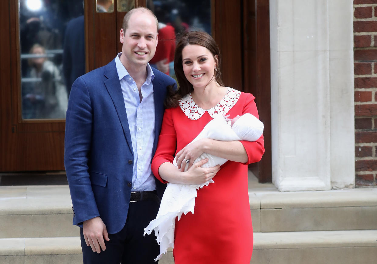 Kate Middleton and Prince William pose outside the hospital with Prince Louis. (Photo: Getty Images)