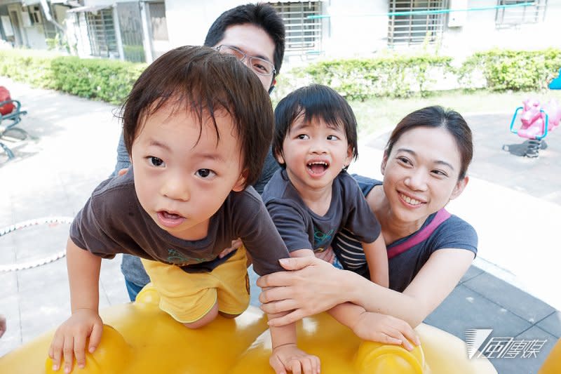 生育率專題，育有雙胞胎的溫芳瑜表示，養育小孩有許多難題要解決。