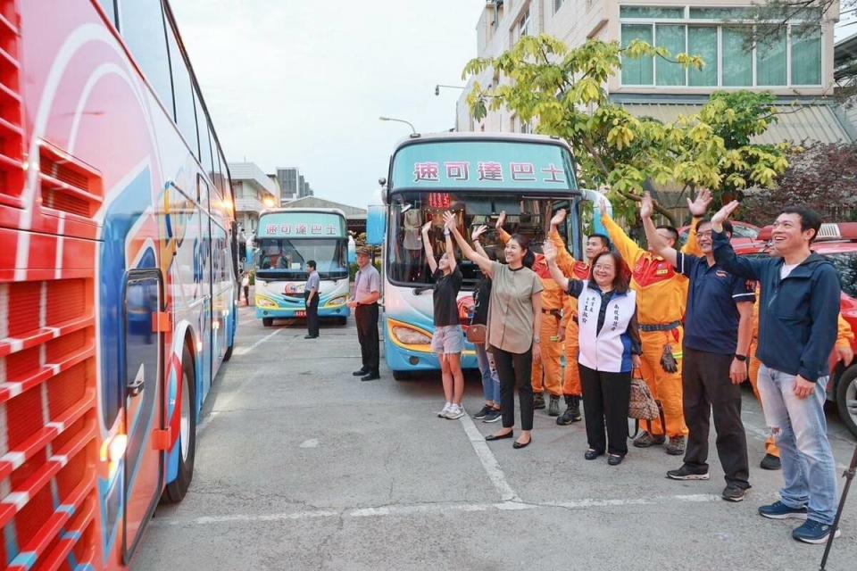 日前地震造成道路阻斷，導致西寶國小師生受困學校多日，南投縣府派車前往花蓮接學生下山，回到花蓮卻得繞過半個台灣，許淑華提及此事，期盼中央重視南投到花蓮的交通問題。   圖：取自許淑華臉書（資料照）