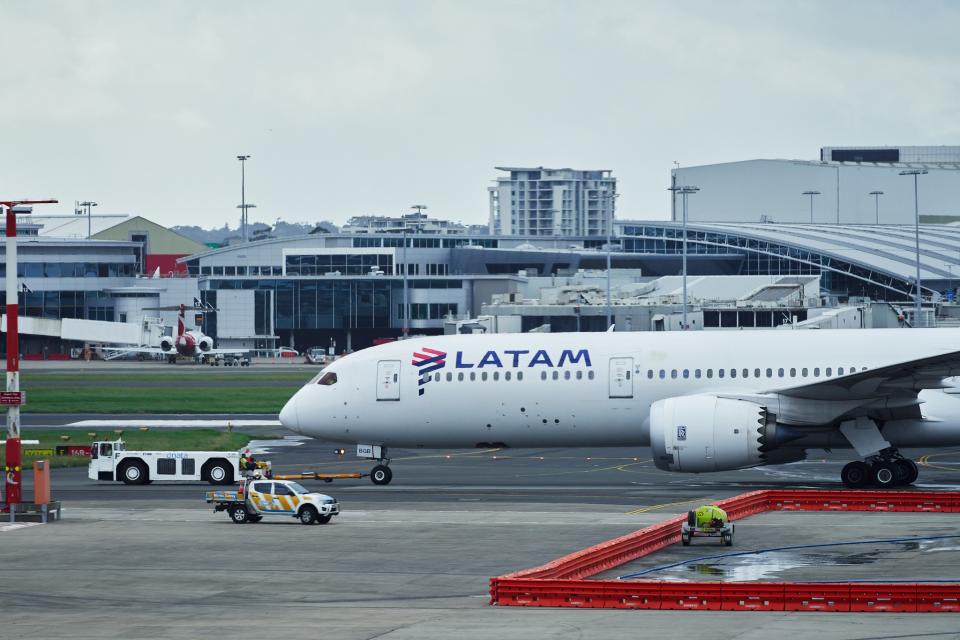 <strong>南美航空一架飛機飛行途中因引擎冒出火花，導致在天空盤旋2圈後緊急迫降。（示意圖／翻攝臉書「LATAM Airlines」）</strong>