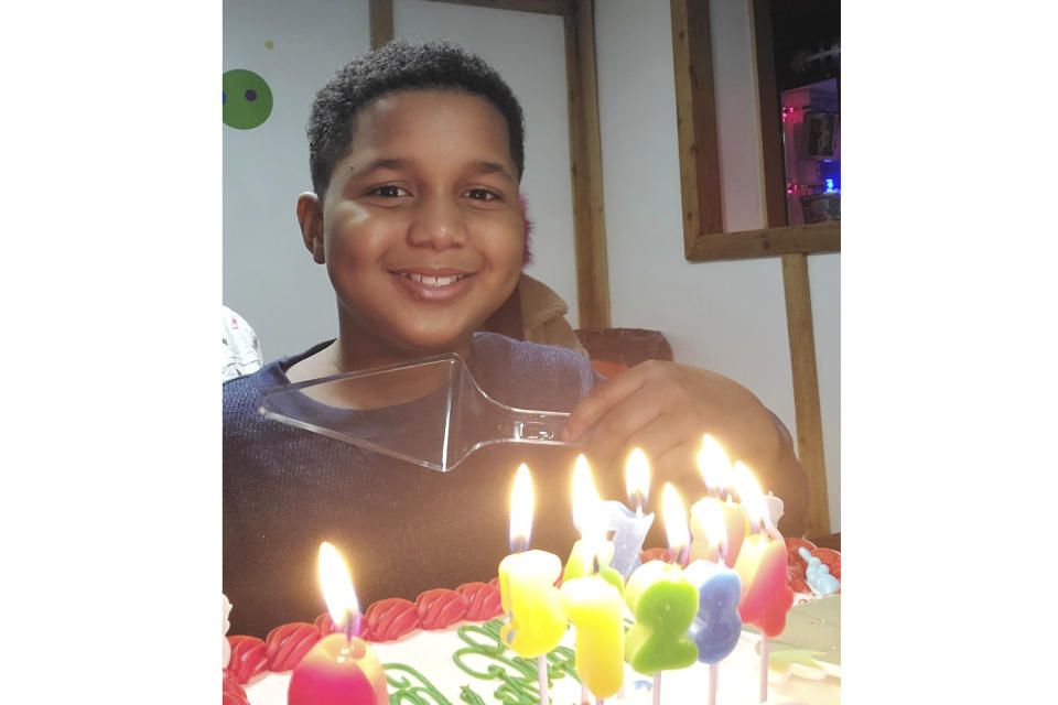 Ahmir Jolliff, quien murió en un tiroteo escolar el jueves 4 de enero de 2024, en Perry, Iowa, posa en una de sus fiestas de cumpleaños en esta foto sin fecha difundida por su madre. (Erica Jolliff via AP)