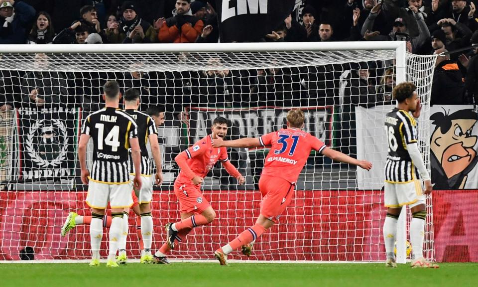 <span>Lautaro Giannetti (centre left) celebrates after scoring what proved to be the winner for Udinese.</span><span>Photograph: Massimo Pinca/Reuters</span>