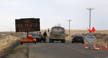 A law enforcement checkpoint is shown near the Malheur Wildlife Refuge outside of Burns, Oregon February 11, 2016. REUTERS/Jim Urquhart