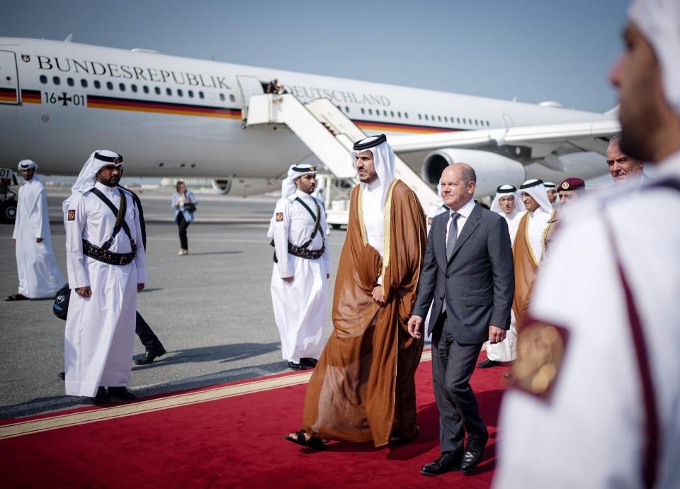 Bundeskanzler Olaf Scholz (SPD) wird auf dem Flughafen von Mohammed bin Hamad bin Quassim Al Thani, Handels- und Industrieminister des Staates Katar, begrüßt. - Copyright: Kay Nietfeld, dpa