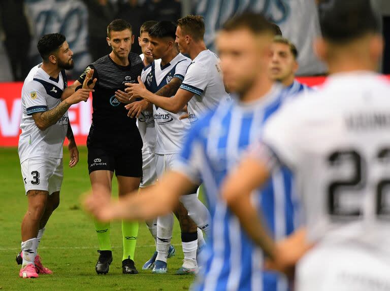 Vélez reclama a Sebastián Zunino que sancione gol tras la acción de Alejo Sarco, pero el árbitro no convalidará el tanto por la infracción de juvenil contra al arquero, al que el juez expulsará por último recurso.
