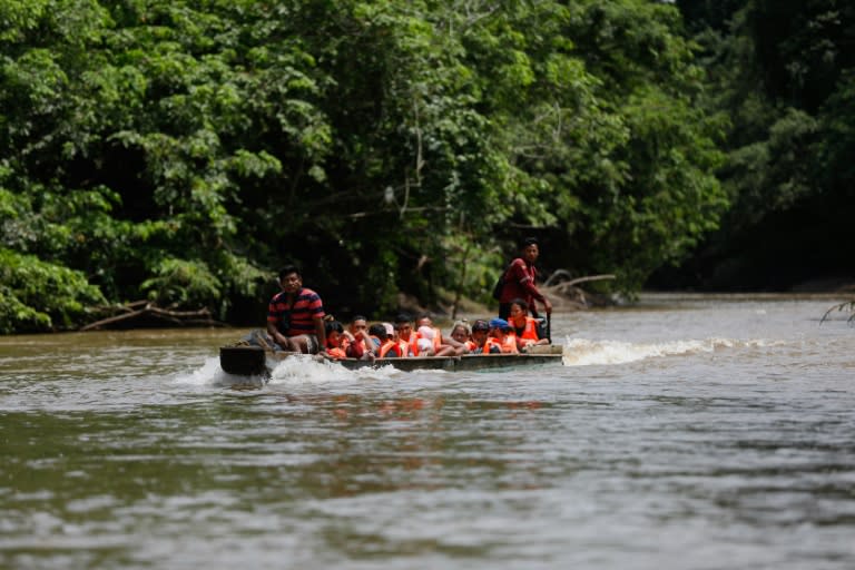 Migrantes navegan por un río en la selva del Darién en 6 de octubre de 2023 (Roberto CISNEROS)