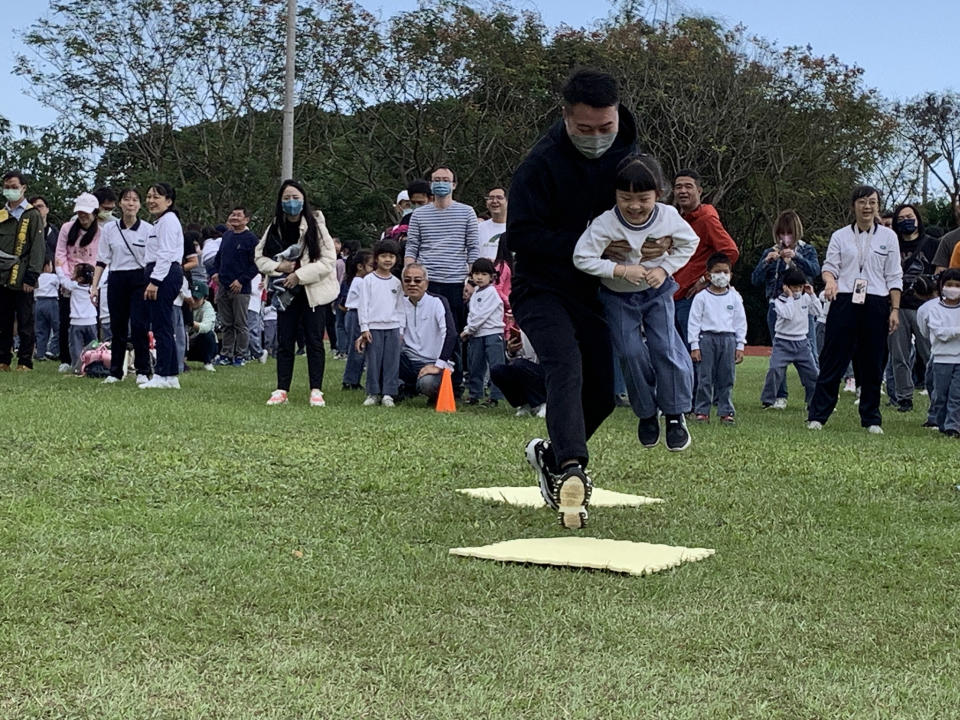 幼兒園親子趣味競賽，家人對孩子的愛展露無遺