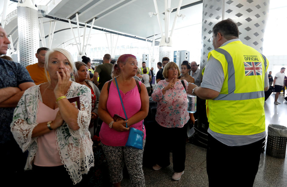 Passagiere am Enfidha-Hammamet International Airport, Tunesien. Nach der Thomas-Cook-Pleite sind etliche Urlauber gestrandet und warten auf Nachricht, wie es weitergeht (Bild:. REUTERS/Zoubeir Souissi)