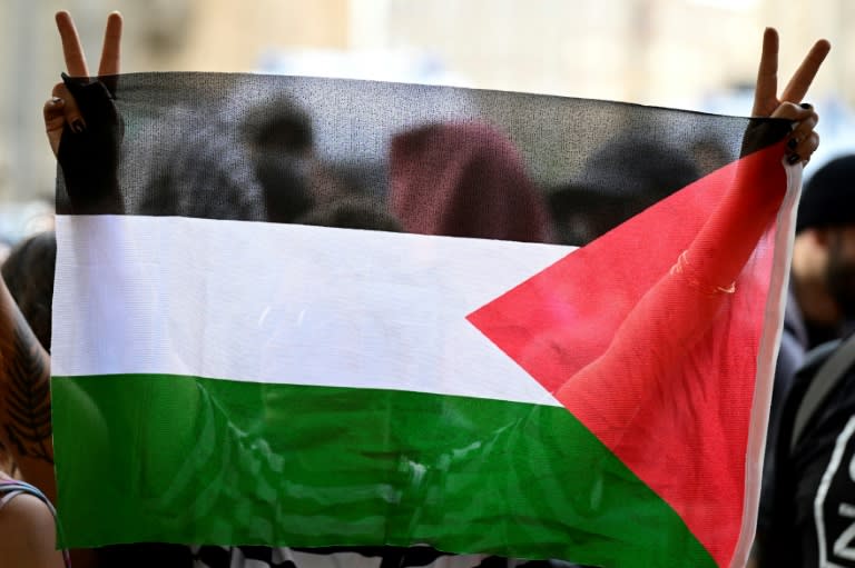 Eine 27-jährige Frau ist in Berlin wegen antiisraelischer Beiträge in sozialen Medien zu einer Bewährungsstrafe von einem Jahr und zehn Monaten verurteilt worden. Sie habe mit ihren Posts geistige Brandstiftung begangen, sagte die Richterin. (JOHN MACDOUGALL)