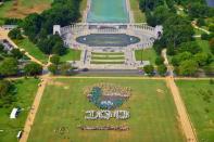 In Washington wird der 100. Jahrestag des National Park Services gefeiert. Zuschauer und Mitarbeiter bilden das übergroße Emblem mit Regenschirmen auf der Wiese der National Mall. (Bild: Tim Ervin/National Park Service/AP)