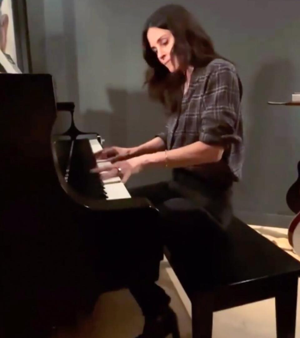 Courteney Cox plays the piano