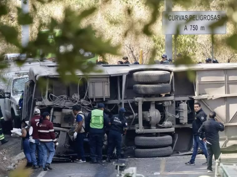<strong>墨西哥首都墨西哥市（Mexico City）郊區於29日發生嚴重車禍事故，一輛巴士在公路上翻覆，造成18人死亡、32人受傷。（圖／翻攝畫面）</strong>