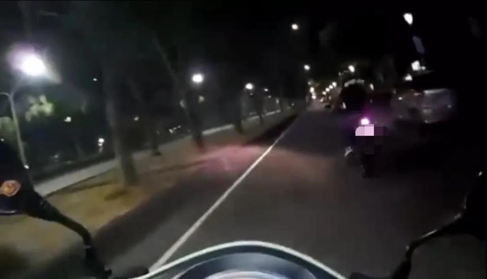 <strong>張男騎車深夜出門兜風被警方攔查。（圖／中天新聞）</strong>