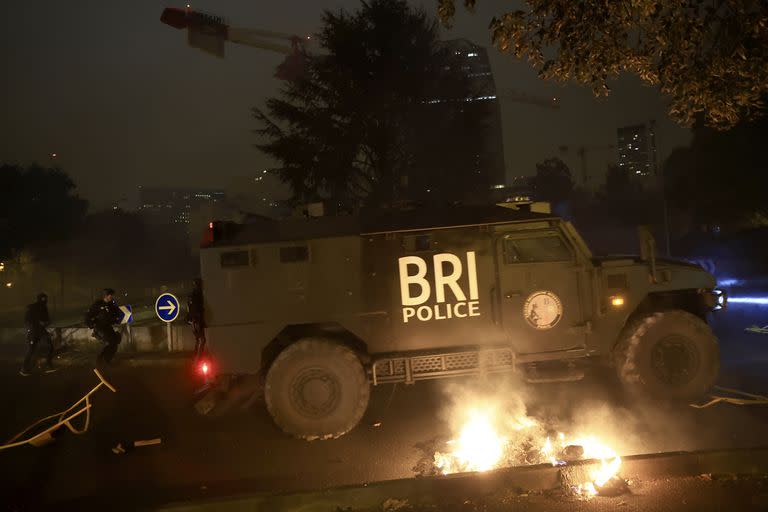 Un vehículo blindado de la brigada de intervención de élite BRI circula durante la tercera noche de protestas desencadenadas por el tiroteo mortal de la policía contra un conductor de 17 años en el suburbio parisino de Nanterre, Francia, viernes 30 de junio de 2023.