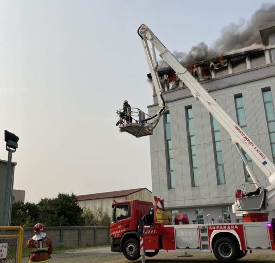 
高雄市岡山區一間半導體工廠今天下午發生火警，消防
隊出動大批人力前往灌救，消防人員到場發現工廠4樓
頂部電機室機電設備冒出黑煙，正在佈線灌救，無人受
傷。


（民眾提供）