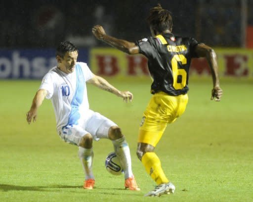 El guatemalteco Mario Rodríguez (#10) intenta evitar la marca de Ranja Christian, de Antigua y Barbuda, durante el duelo de eliminatorias Concacaf para el Mundial de Brasil-2014 que Guatemala ganó por 3-1 el 7 de setiembre de 2012 en su estadio capitalino Mateo Flores. (AFP | johan ordonez)