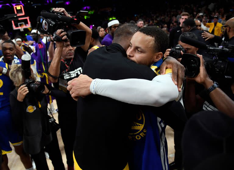 El abrazo entre Stephen Curry y LeBron James tras el triunfo de los Lakers