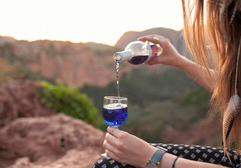 西班牙新創公司「Gïk」研發的純天然藍色葡萄酒 （取自Gïk臉書專頁）