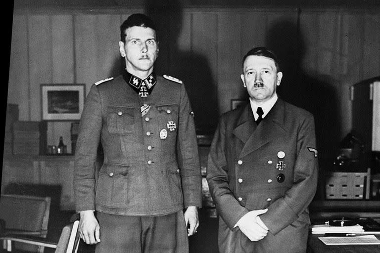 Otto Skorzeny y Adolf Hitler en 1943 (Archivo/)