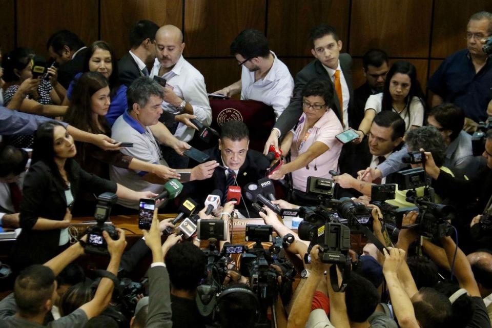 <p>Roberto Acevedo, der Präsident der Senatskammer von Paraguay, wird von Journalisten umringt. Der Senat entscheidet demnächst über eine Gesetzesänderung, die es ehemaligen Präsidenten erlauben würde, erneut für das höchste Amt im Staat zu kandidieren. (Bild: Andrès Cristaldo/EPA) </p>