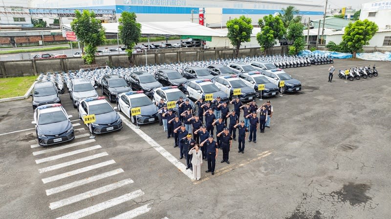 屏東新增188輛警用車  周春米主持授車典禮 屏東縣政府添購巡邏車、偵防車、勤務車及巡邏機車 共188輛警用車，4日舉行授車典禮，屏東縣長周春米 （前，白衣者）出席。 （屏東縣政府提供） 中央社記者李卉婷傳真  113年6月4日 