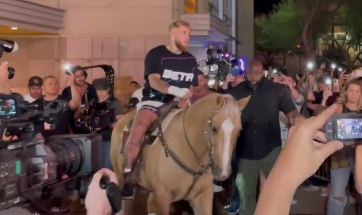 Jake Paul arrive sur un cheval pour ouvrir les séances d’entraînement avant le match de boxe d’Anderson Silva