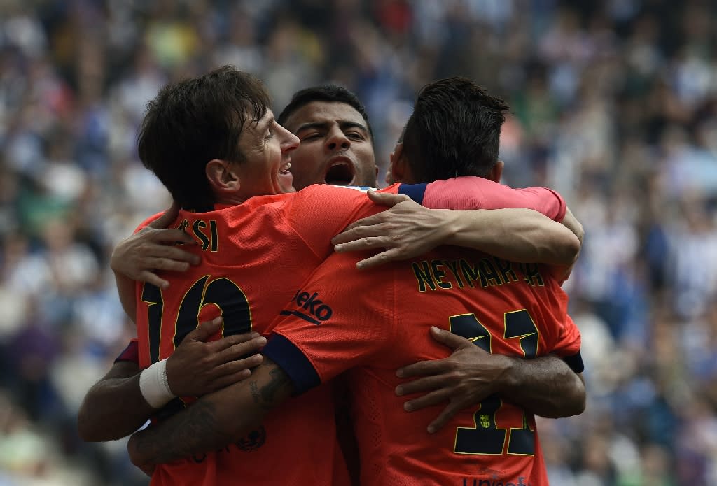 El jugador del Barcelona, Lionel Messi tiene buenos amigos en el club,... El mejor Dani Alves. (AP Photo/Manu Fernandez) Foto: AFP /Lluis Gene