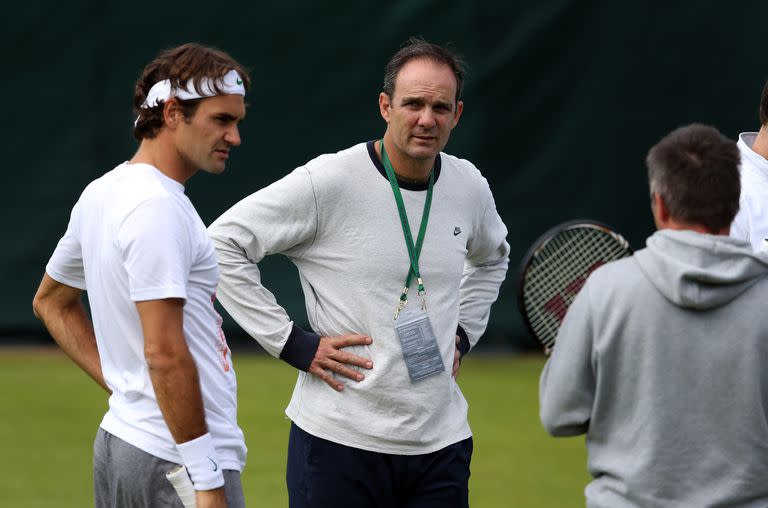 Roger Federer con el entrenador Paul Anacone durante los avances para el Campeonato de Wimbledon 2012 en Wimbledon, el 24 de junio de 2012 en Londres, Inglaterra