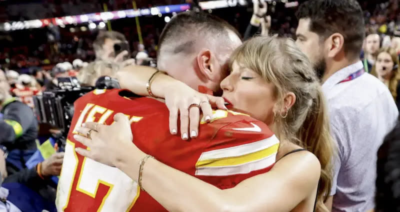 ▲泰勒絲與特拉維斯在NFL總冠軍賽場上熱情擁吻的畫面，引起不少球迷及粉絲批評。（圖／翻攝自X）