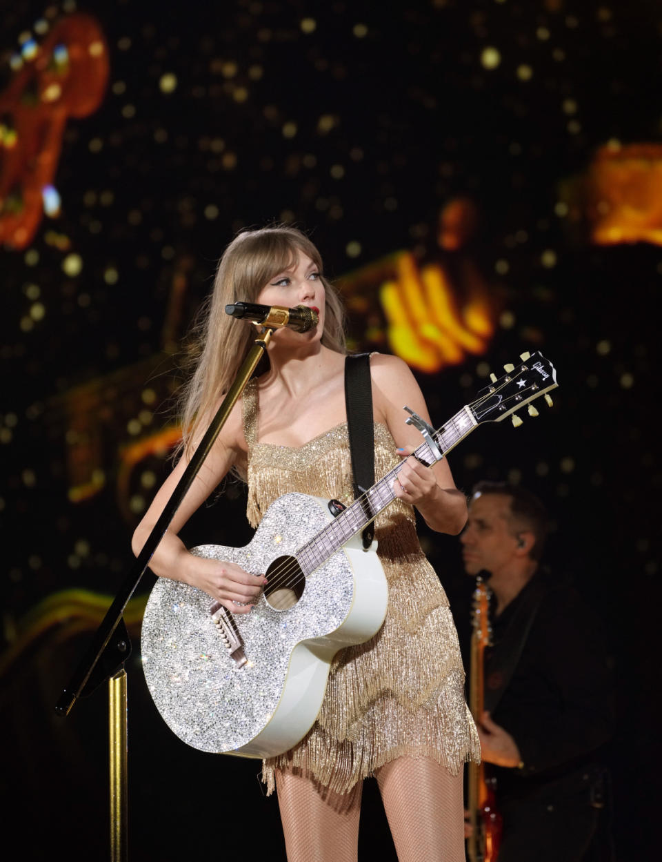 Taylor Swift en robe à franges dorées Roberto Cavalli