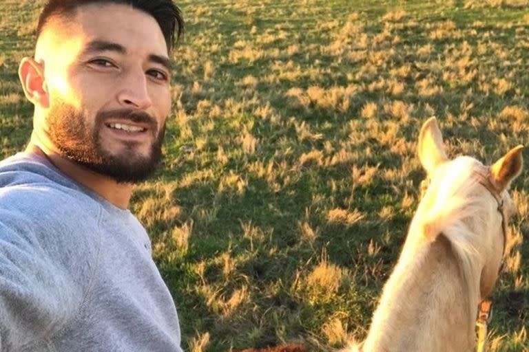 Una selfie a caballo: Casco en María Grande, su pueblo de Entre Ríos.