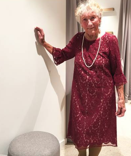 Sylvia Martin, 93 ans, a demandé des conseils aux internautes pour choisir sa robe. (Photo : Facebook/Birdsnest)