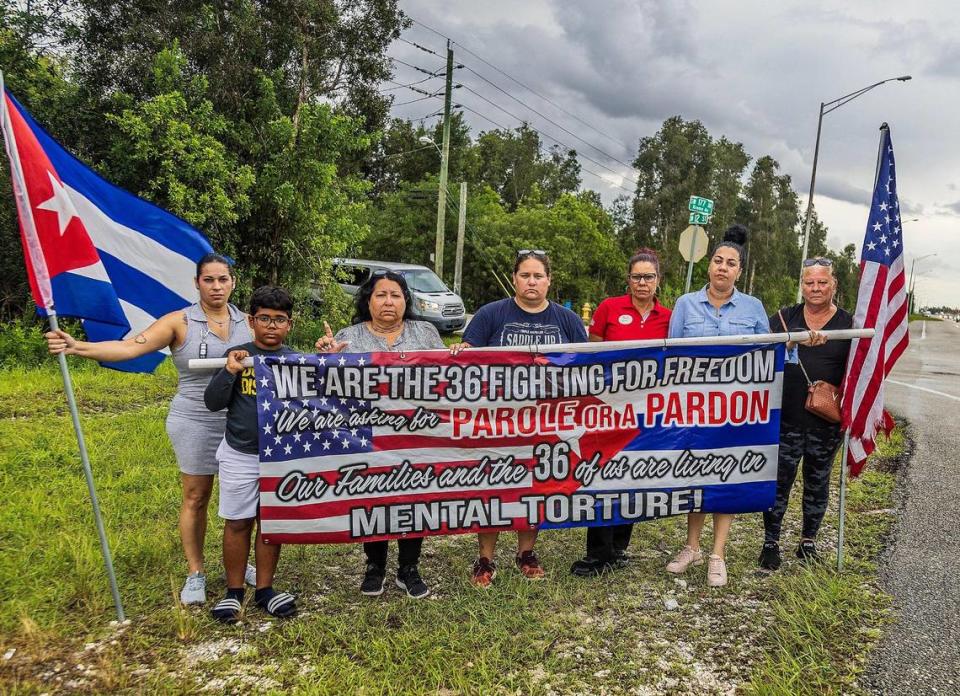 Familiares de cubanos detenidos por ICE protestan frente al Centro de Detención Krome en Miami para evitar su deportación. Pedro Portal/pportal@miamiherald.com