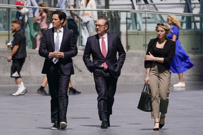 El actor, junto a sus abogados, en su llegada al tribunal, en Londres