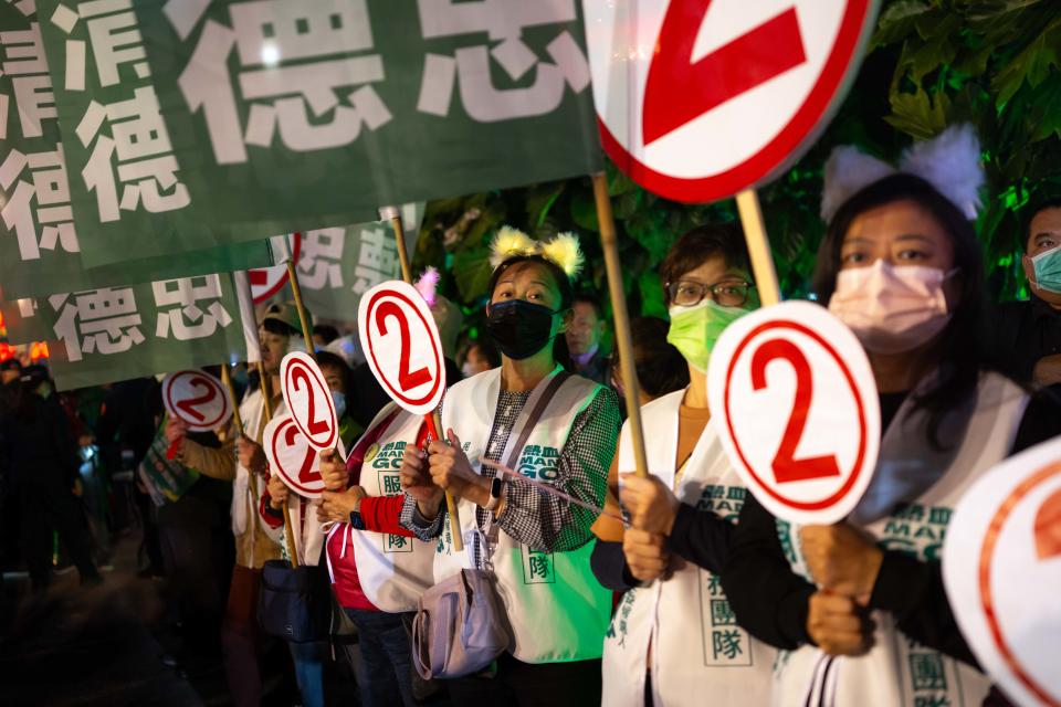 民進黨支持者在造勢活動中高舉代表民進黨的2號旗幟
