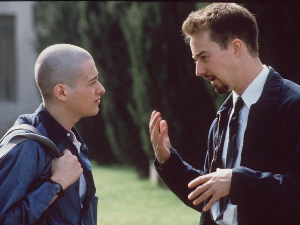 Ed Norton y Edward Furlong protagonizan la película ‘American History X’ en 1998 (Getty Images)