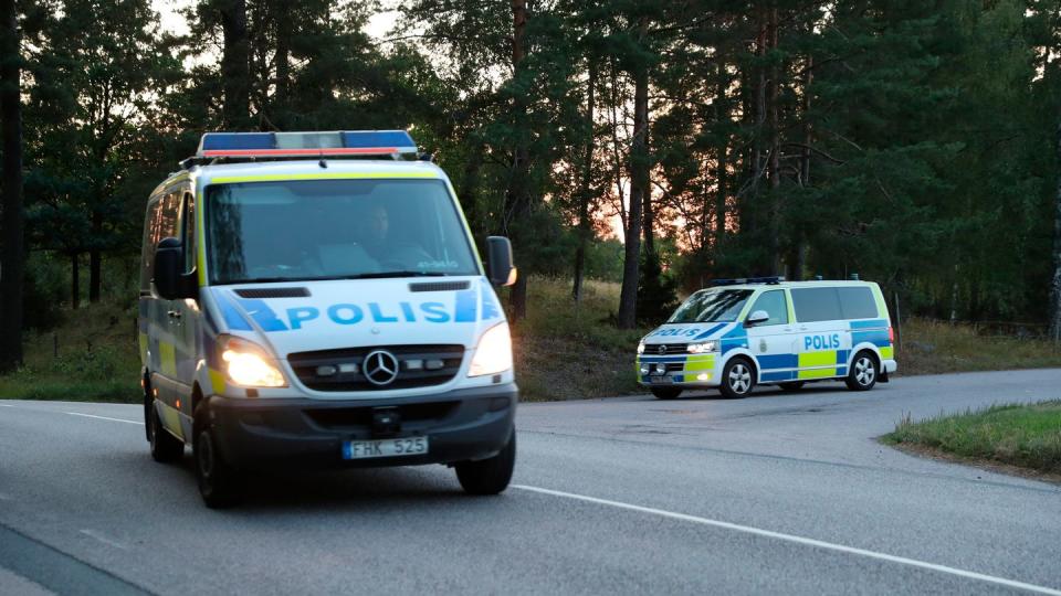 Zwei Polizeiautos verlassen das Gelände des Hallby-Gefängnisses in der Nähe von Eskilstuna, Schweden.