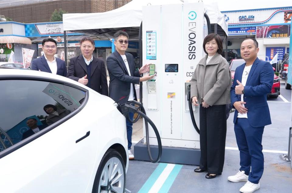 台灣中油與 EVOASIS 為特斯拉 Model3 LR電動車充電。圖／業者提供